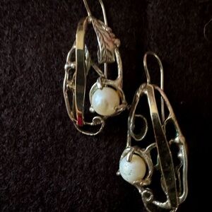 Silver earrings with pearls.